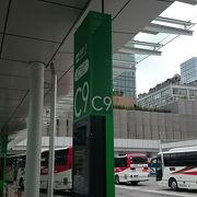 バスターミナルがバスタ新宿(南口側)の代わりキレイに。時刻表が電子掲示板になり、待ち合いスペースもあり。