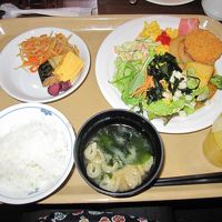 ビュッフェスタイルの無料朝食です。