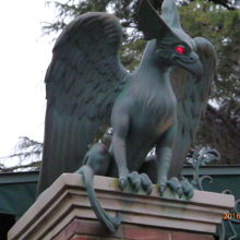 入り口付近には悪魔が見下ろしています