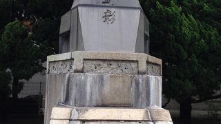 ヴェルニー公園の一角にある石碑