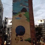 谷内六郎氏による壁画は街の一部ですね