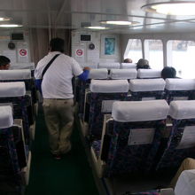 賑わいを見せる１F席の様子