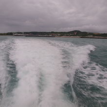 ２F席後方では海風を感じながらの爽快なクルージングです