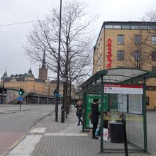 外から見たガムラスタン駅
