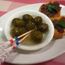 自家製オリーブと本日のカナッペ