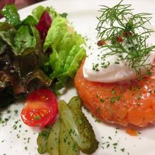 サーモンマリネのタルタル　サワークリーム添え