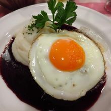 オーストラリア産牛ひき肉のステーキ　目玉焼きのせのシュヴァル