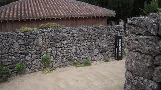 沖縄に来たと言う赤い屋根の家です