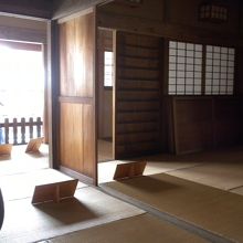 裏からの玄関の様子