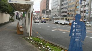 市内の大通りを走っている路面電車