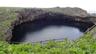 高台にぽっかりと二つの大きな穴