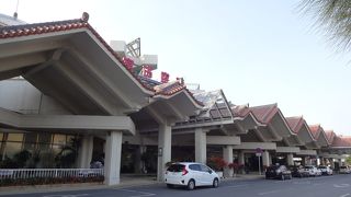 サシバが翼を広げた形をイメージした赤瓦のターミナル