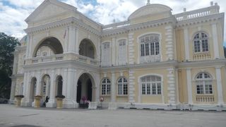 クリーム色の建物