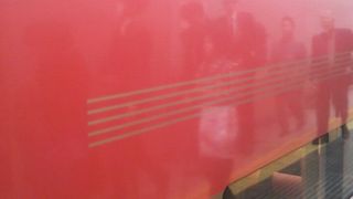 8000系には２階建て車両がありますが、特に人気があり、途中駅からはなかなか席にありつけません