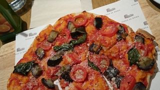 ショーケースに並ぶ ピザ風ヘルシーパン？‼