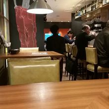 店内はそれなりに雰囲気があって良いです。