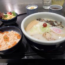 塩ラーメンと鮭親子丼定食