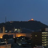 部屋からの夜景、ライトアップされた松山城