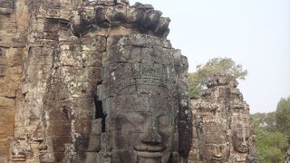 仏像の顔というより人面岩にみえる