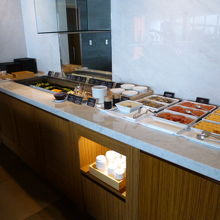 奥にサラダバー