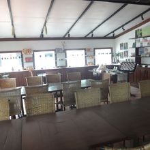 屋根のおかげなのか、空調はないのに昼間でも涼しい