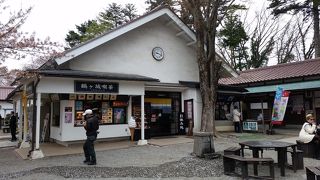 桜を愛でながら桜ソフトクリーム