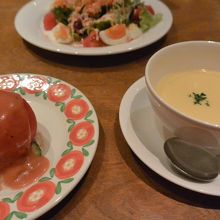 前菜のトマトサラダとコーンスープ