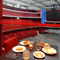 食事会場からコンサート会場が臨めます