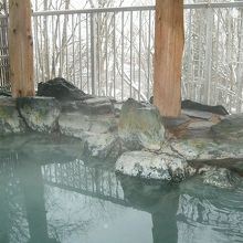露天風呂も、この岩風呂と檜風呂の2つあります