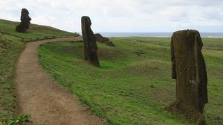 山からモアイ像が歩いていったようです