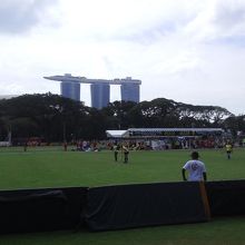 背後にはマリーナ・ベイ・サンズが