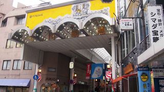 櫛田神社にほど近いアーケード商店街