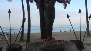 ワイキキビーチを背に立つハワイの英雄