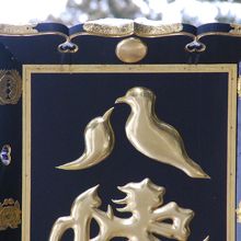 鳩が使われた八幡宮の額