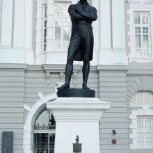 黒いラッフルズ卿像 