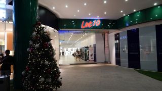 ブギ・ビンタン駅直結の緑のモール。だいぶ寂れた気が…