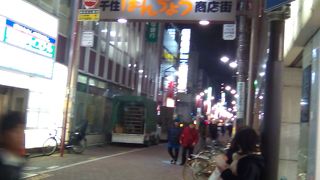 夜でも光々と明るい商店街