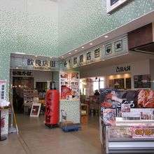 ２階に３軒のレストランがあった。