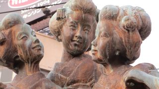 三人舞妓  であい橋にある小島与一先生のブロンズ