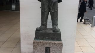 横浜駅西口モアーズ前の像