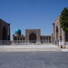 柵の外からの風景