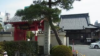 となりは公園で子供たちが遊んでいます