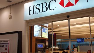 狭いが快適なラウンジ