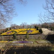 花壇がきれいに整備された公園