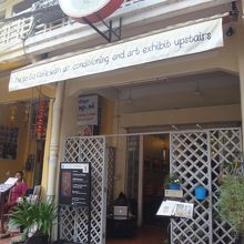 テラスは無しにして冷房をきかせた店内に限定しているのがいい