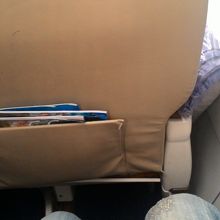 前後は比較的広めですが、前はビジネスクラスです。