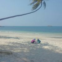 ホテル前のビーチは、人が少なく、のんびり過ごせます。