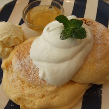 アカシアはちみつのパンケーキ、バニラアイス添え