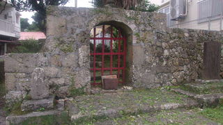 門構えと神石の配置が絶妙で素晴らしいです