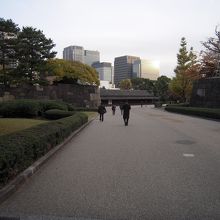 白鳥濠から百人番所方面の出口に向かう